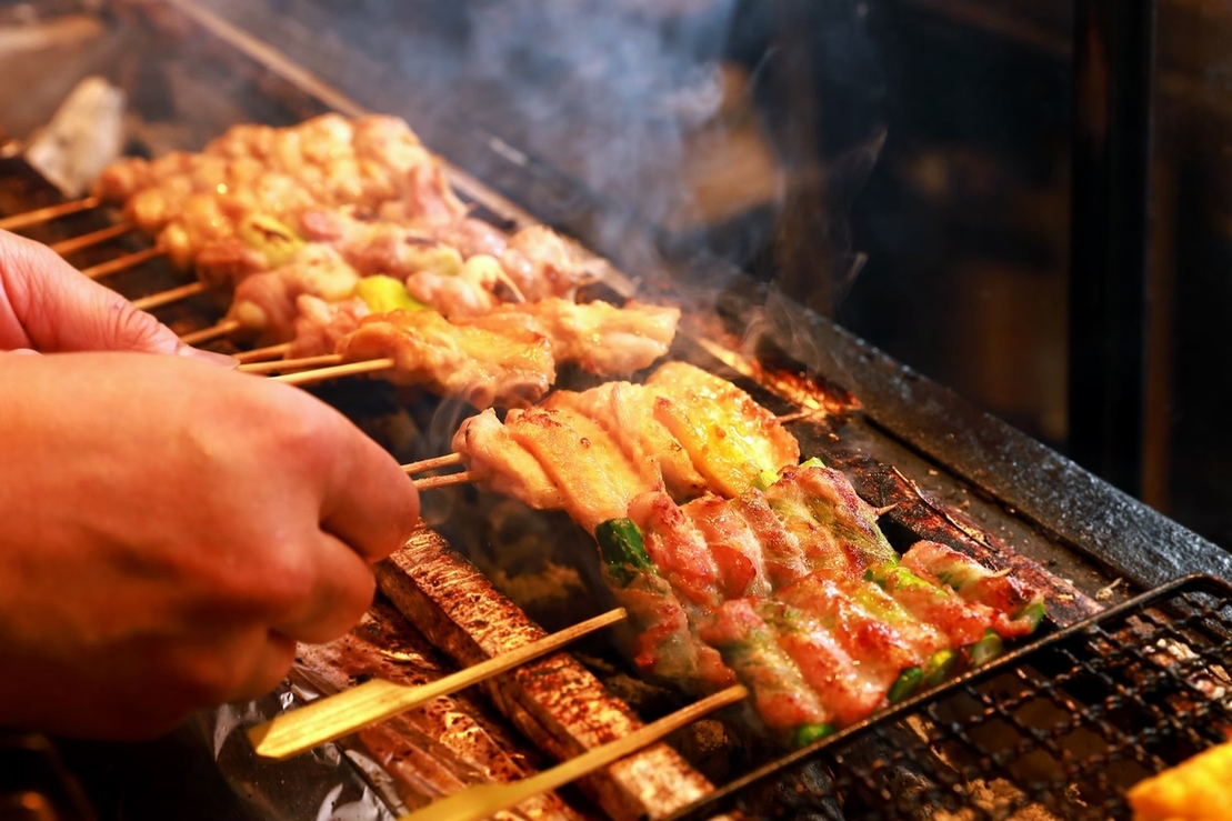 炭火で焼き上げる調理風景