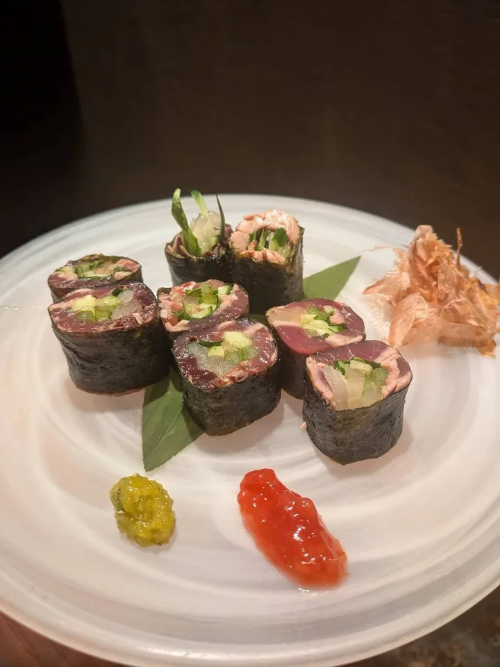 藁炙り鰹と薬味の海苔巻き